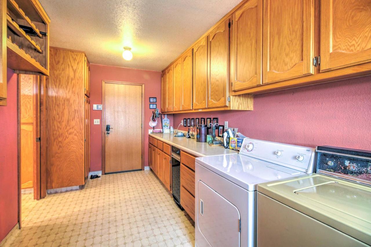 Spacious Kelseyville Home With Large Lakefront Deck! Экстерьер фото